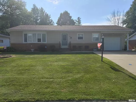 105 N 3rd St, Roanoke, IL 61561 photo 1
