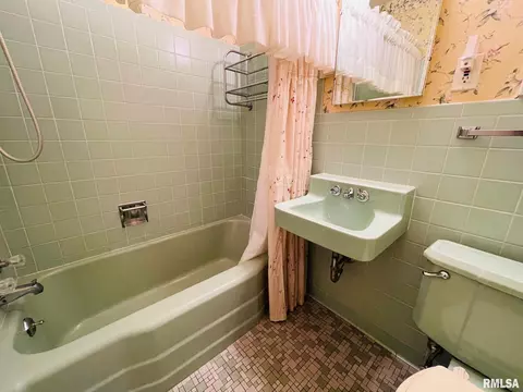 1429 Riverview Dr, Macomb, IL 61455 photo 12