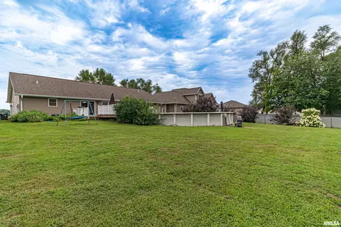 809 Deerfield Dr, Pekin, IL 61554 photo 8