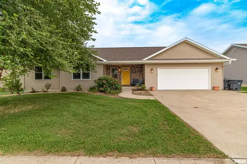 809 Deerfield Dr, Pekin, IL 61554 photo 4