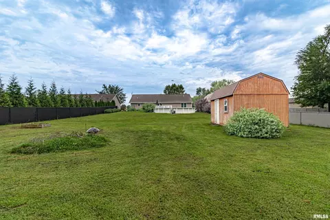 809 Deerfield Dr, Pekin, IL 61554 photo 7