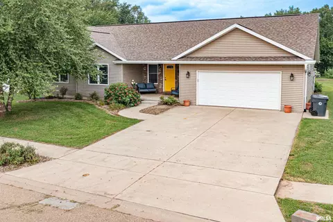 809 Deerfield Dr, Pekin, IL 61554 photo 1