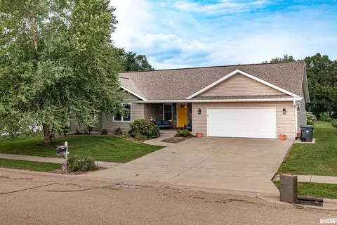 809 Deerfield Dr, Pekin, IL 61554 photo 2