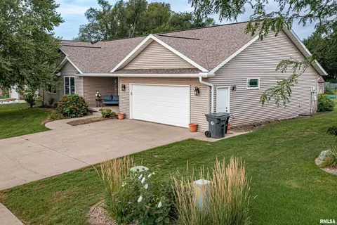 809 Deerfield Dr, Pekin, IL 61554 photo 3