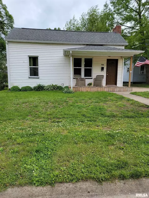 320 Cass Pl, Canton, IL 61520 photo 2