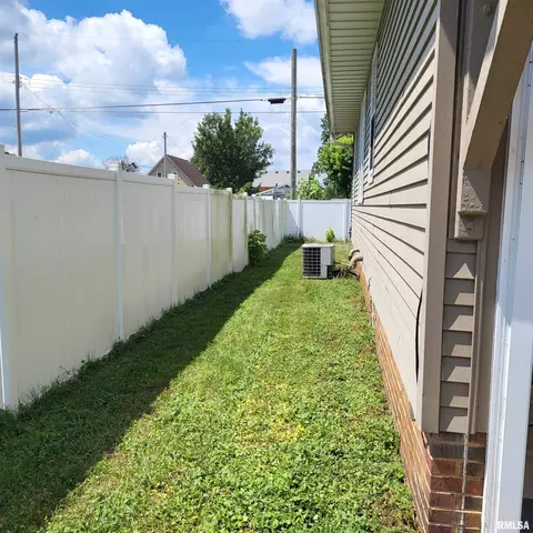 60 E Cherry St, Canton, IL 61520 photo 45