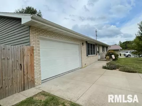 908 Pennyoaks Dr, Macomb, IL 61455 photo 2