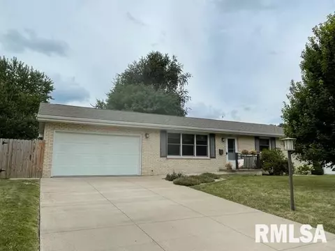 908 Pennyoaks Dr, Macomb, IL 61455 photo 1