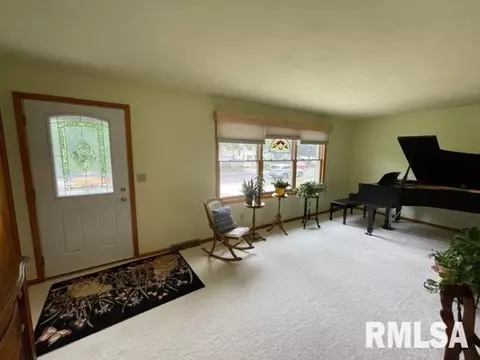 908 Pennyoaks Dr, Macomb, IL 61455 photo 4