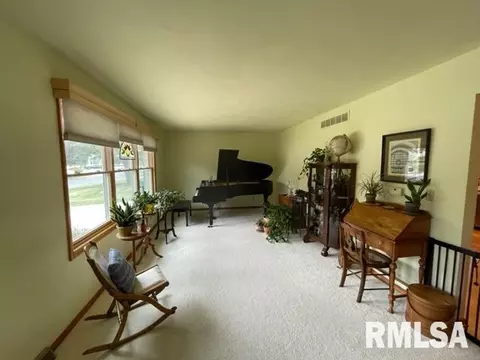 908 Pennyoaks Dr, Macomb, IL 61455 photo 5