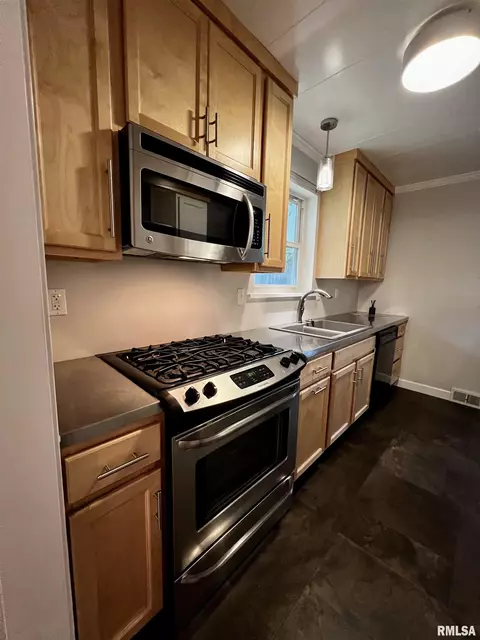 836 Beverly Ave, Macomb, IL 61455 photo 10