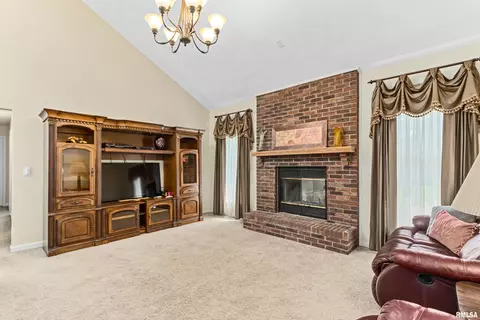 404 E 3rd St, Delavan, IL 61734 photo 11