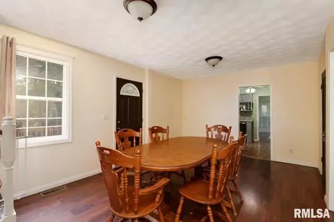 107 W B St, Delavan, IL 61734 photo 13