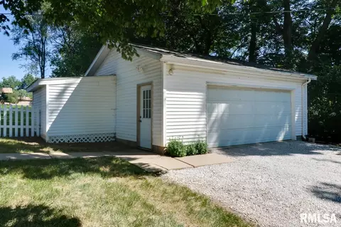 107 W B St, Delavan, IL 61734 photo 32