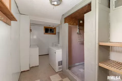 107 W B St, Delavan, IL 61734 photo 22