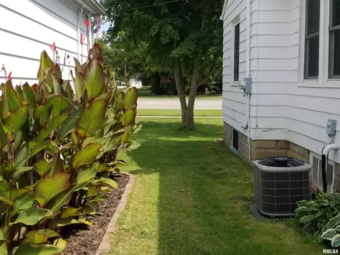 1160 N Main St, Canton, IL 61520 photo 9