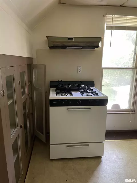 220 W Pierce St, Macomb, IL 61455 photo 7