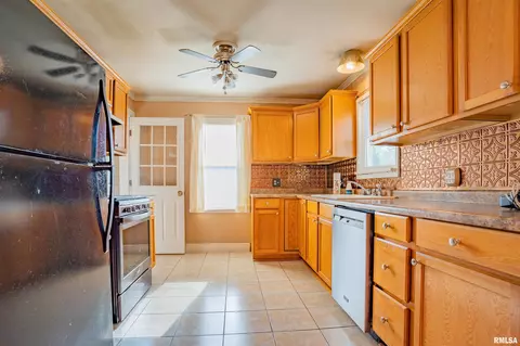 806 Spring St, Washington, IL 61571 photo 6