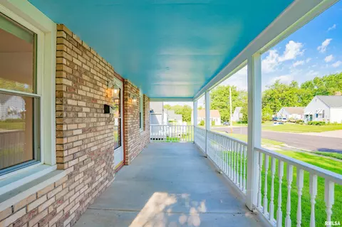 806 Spring St, Washington, IL 61571 photo 3