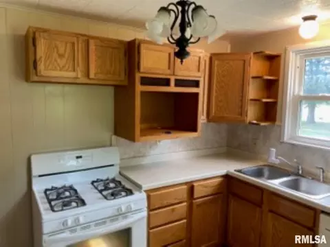 1602 E Wheeler St, Macomb, IL 61455 photo 7