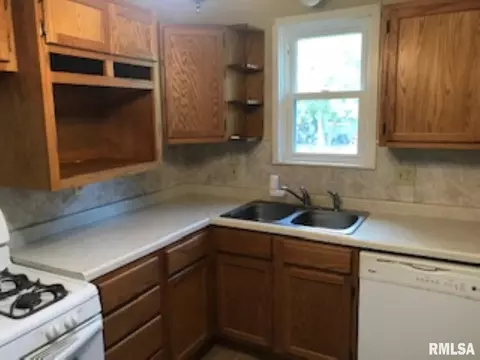 1602 E Wheeler St, Macomb, IL 61455 photo 8