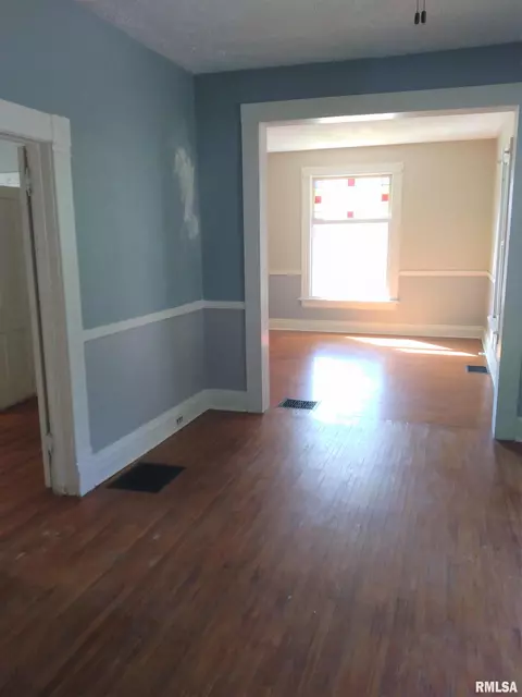 209 E Ash St, Canton, IL 61520 photo 3