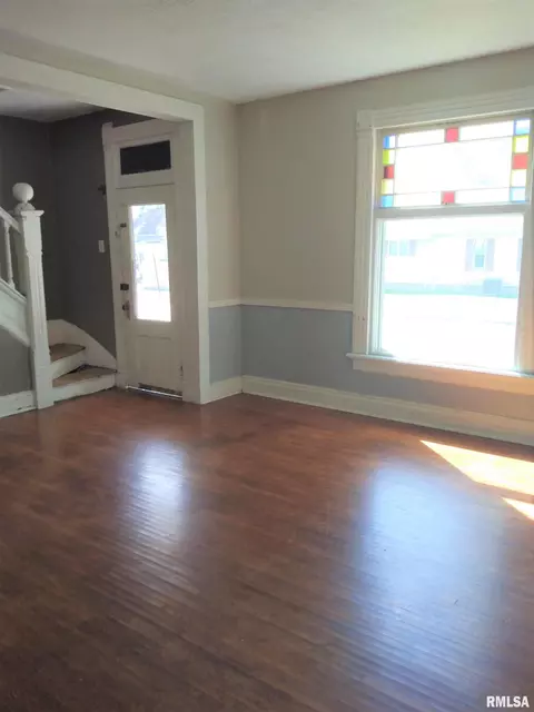 209 E Ash St, Canton, IL 61520 photo 4