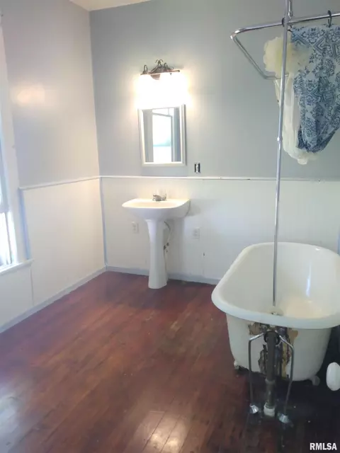 209 E Ash St, Canton, IL 61520 photo 2