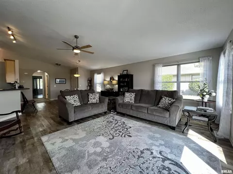 1056 Willow Dr, Macomb, IL 61455 photo 5