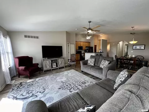 1056 Willow Dr, Macomb, IL 61455 photo 8