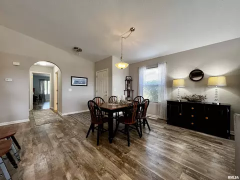 1056 Willow Dr, Macomb, IL 61455 photo 3