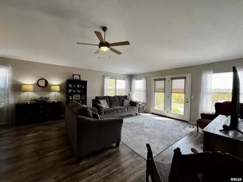 1056 Willow Dr, Macomb, IL 61455 photo 6