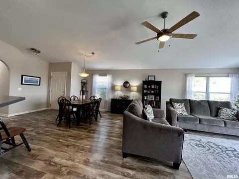 1056 Willow Dr, Macomb, IL 61455 photo 4