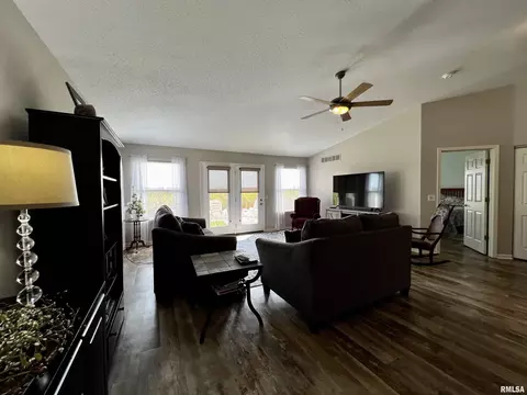 1056 Willow Dr, Macomb, IL 61455 photo 7