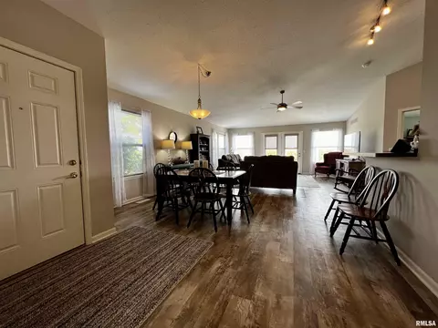 1056 Willow Dr, Macomb, IL 61455 photo 2