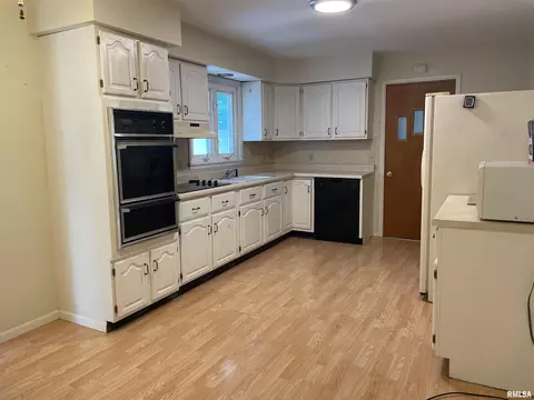 827 W Chase St, Macomb, IL 61455 photo 3