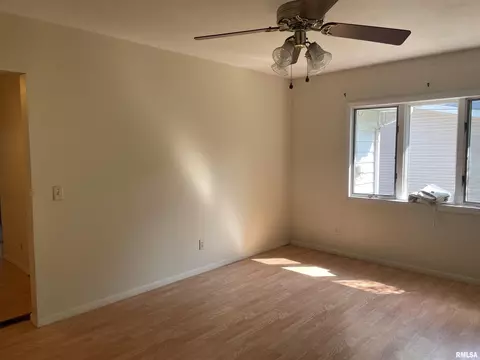 827 W Chase St, Macomb, IL 61455 photo 2