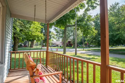 310 S Cedar St, Delavan, IL 61734 photo 3