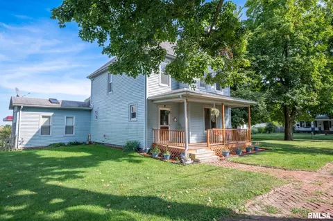 310 S Cedar St, Delavan, IL 61734 photo 4
