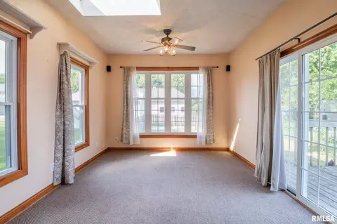 310 S Cedar St, Delavan, IL 61734 photo 8
