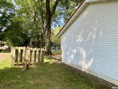 130 Doe Run St, Macomb, IL 61455 photo 8