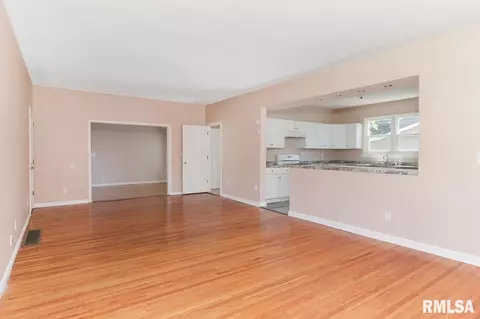 818 S Cedar St, Delavan, IL 61734 photo 6