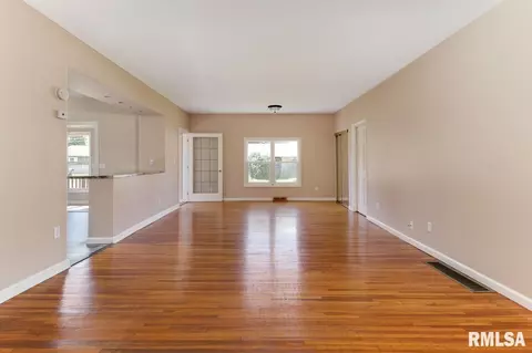 818 S Cedar St, Delavan, IL 61734 photo 7