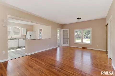 818 S Cedar St, Delavan, IL 61734 photo 8