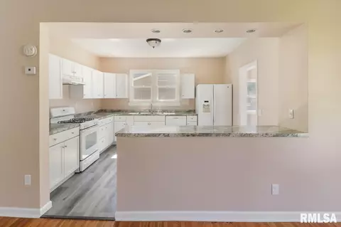 818 S Cedar St, Delavan, IL 61734 photo 9