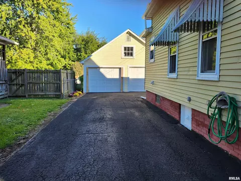 381 W Maple St, Canton, IL 61520 photo 2