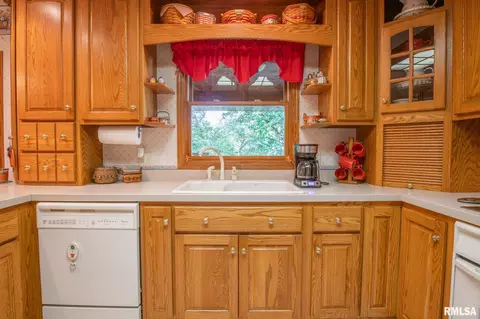 480 Oak Point Rd, Metamora, IL 61548 photo 5