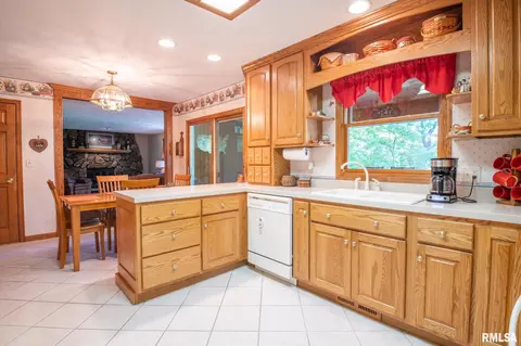 480 Oak Point Rd, Metamora, IL 61548 photo 4