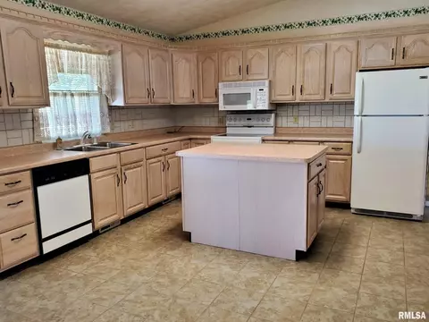 29870 E Manito Rd, Manito, IL 61546 photo 13