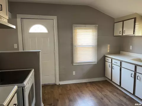144 E Myrtle St, Canton, IL 61520 photo 9